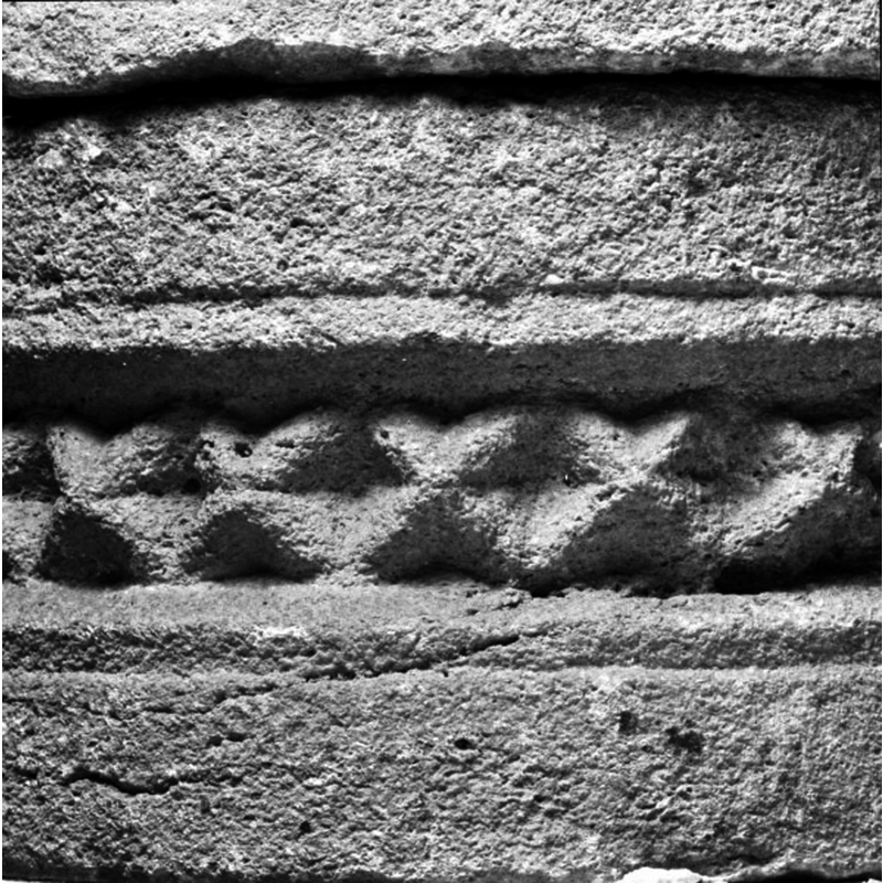 Source caption: "Österfärnebo kyrka [...] Dopfunt av gävlesandsten, huggen i fyra block, från 1200-talets förra hälft. Detalj av foten."