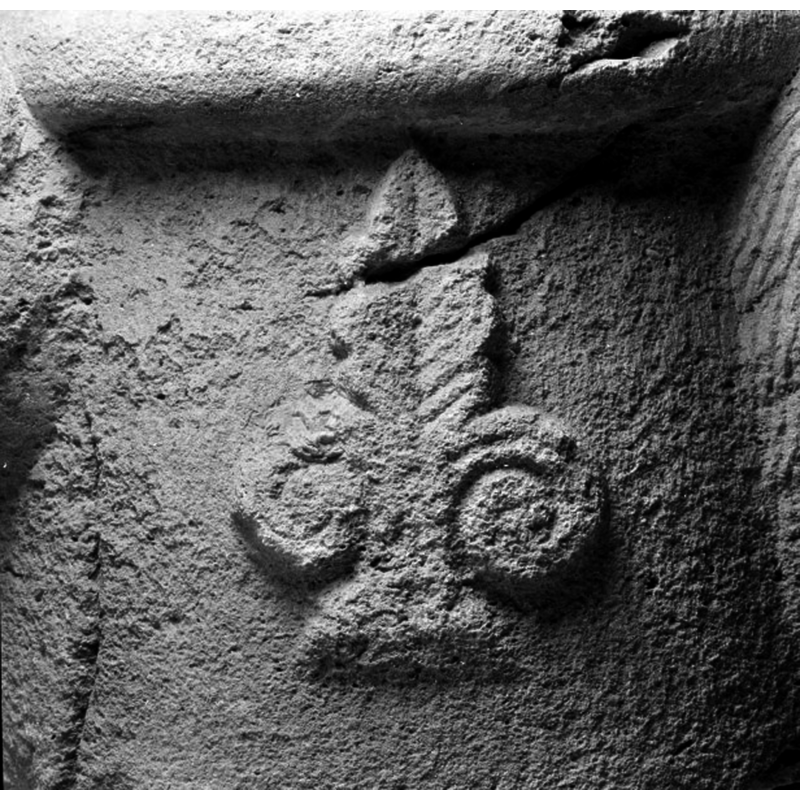 Source caption: "Österfärnebo kyrka [...] Dopfunt av gävlesandsten, huggen i fyra block, från 1200-talets förra hälft. Detalj av foten." [image reversed in the source]