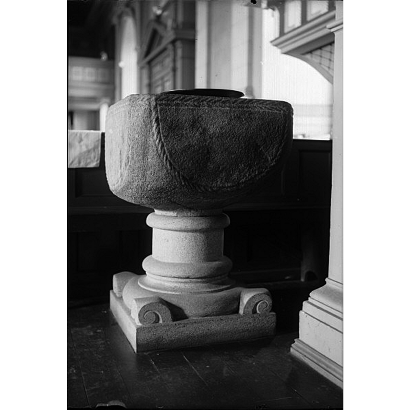 Source caption: "Eftra kyrka [...] Dopfunt av sten."
