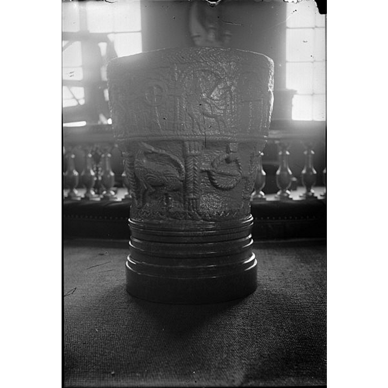 Source caption: "Gunnarps kyrka [...] Dopfunt av sandsten."