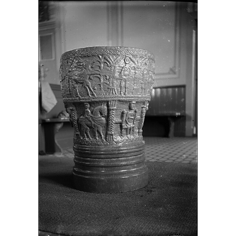 Source caption: "Gunnarps kyrka [...] Dopfunt av sandsten."