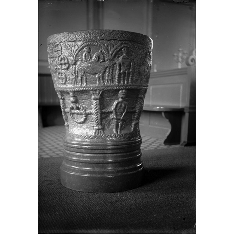 Source caption: "Gunnarps kyrka [...] Dopfunt av sandsten."