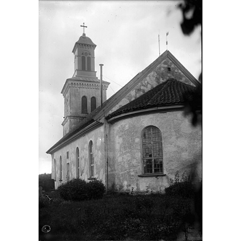 Source caption: "Gällareds kyrka [...] Kyrkan från sydöst" -- this building had replaced the medieval church in 1831; tower added 1856