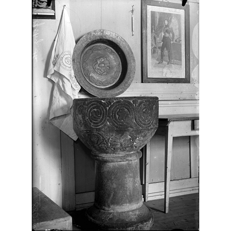 Source caption: "Rolfstorps kyrka [...] Dopfunt, täljsten, 1200-tal. Dopfat."