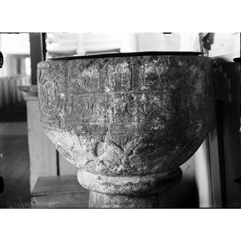 Source caption: "Rolfstorps kyrka [...] Dopfunt, täljsten, 1200-tal. Detalj."