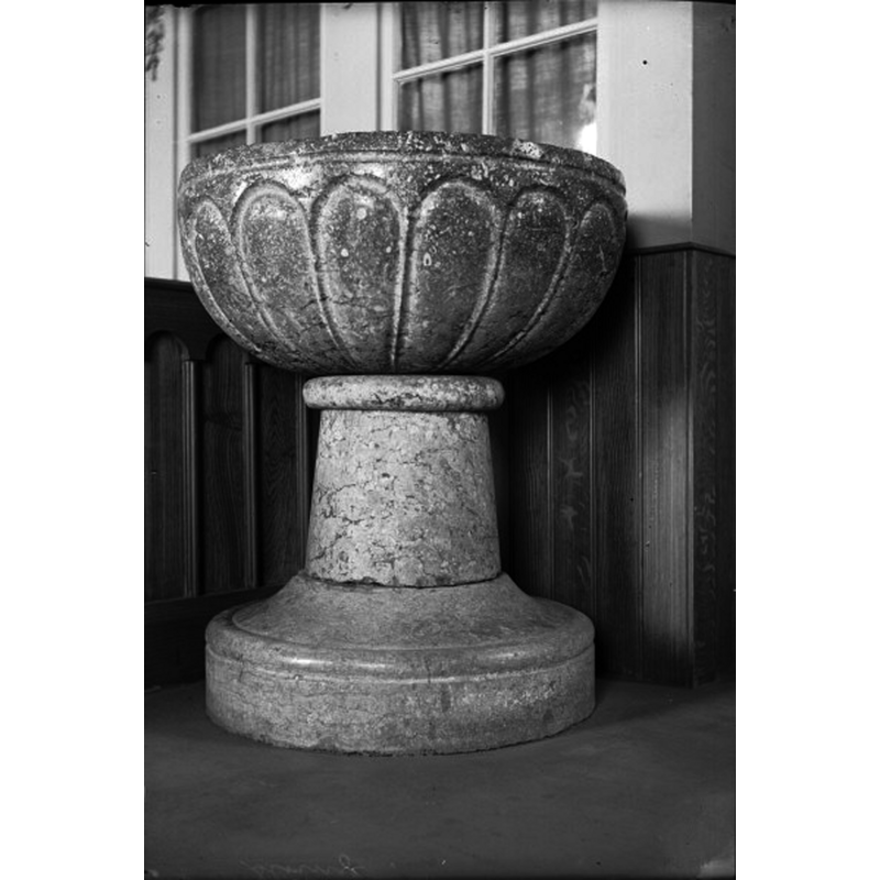 Source caption: "Slöinge kyrka [...] Dopfunt av kalksten, gotländskt arbete, 1300-tal."