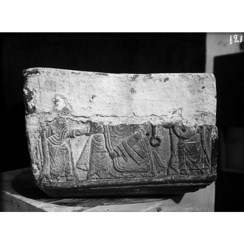 Source caption: "Tjärby kyrka [...] Dopfunt av sten, cuppan. 1100-talets senare del." ["Traditio legis"? [cf. FontNotes]]