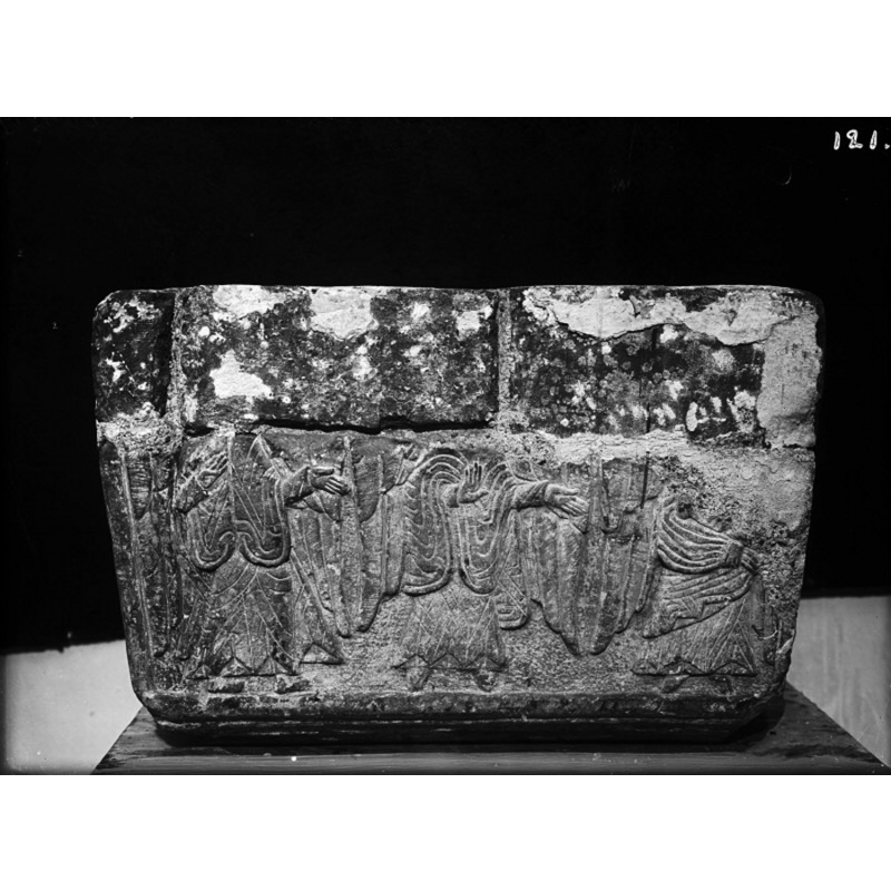 Source caption: "Tjärby kyrka [...] Dopfunt av sten, cuppan. 1100-talets senare del."