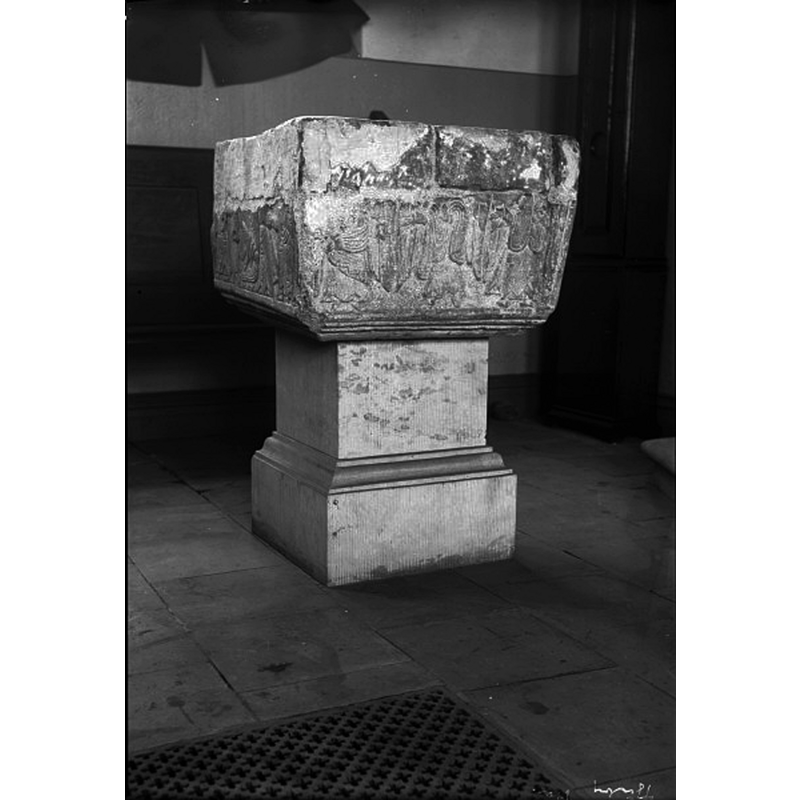 Source caption: "Tjärby kyrka [...] Dopfunt av sten. 1100-talets senare del."