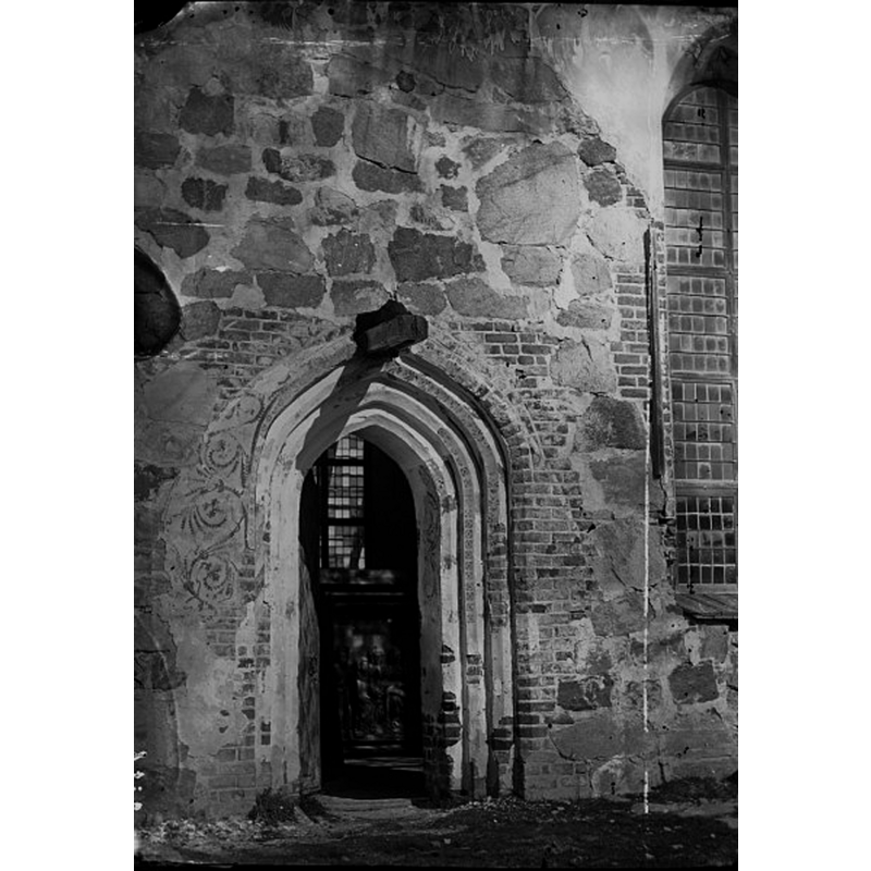Source caption: "Enånger, gamla kyrkan [...] Sydportalen."
