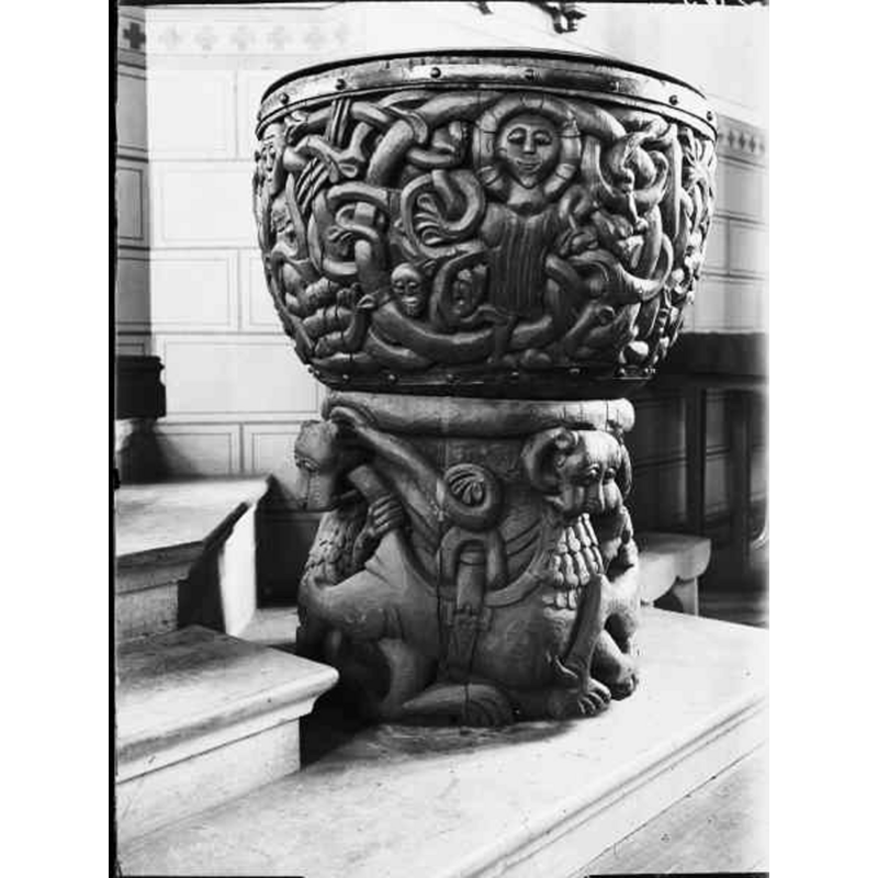 Source caption: "Alnö Nya kyrka [...] Dopfunt av furu, 1200-talet."