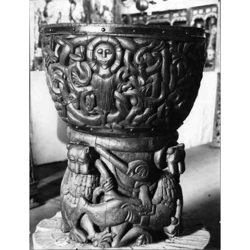 Source caption: "Alnö Nya kyrka [...] Dopfunt av furu, 1200-talet."