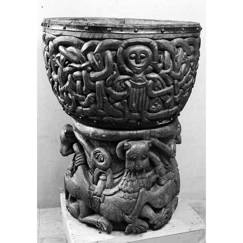 Source caption: "Alnö Nya kyrka [...] Dopfunt av furu, 1200-talet."