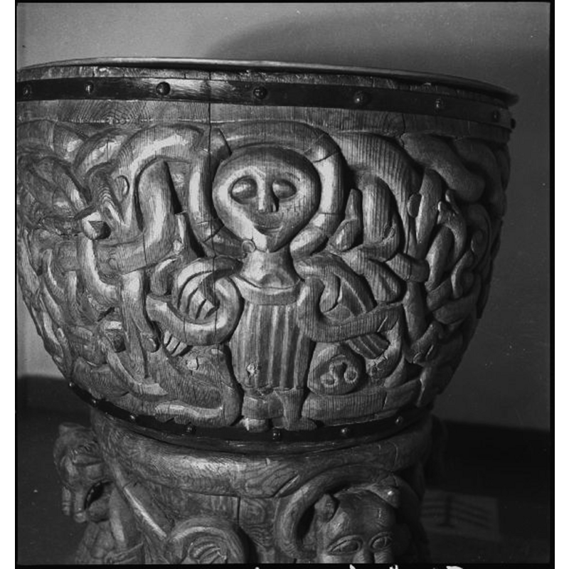 Source caption: "Alnö Nya kyrka [...] Detalj av dopfunt av furu, 1200-talet."