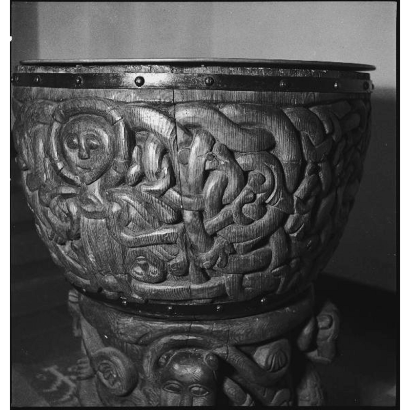 Source caption: "Alnö Nya kyrka [...] Detalj av dopfunt av furu, 1200-talet."