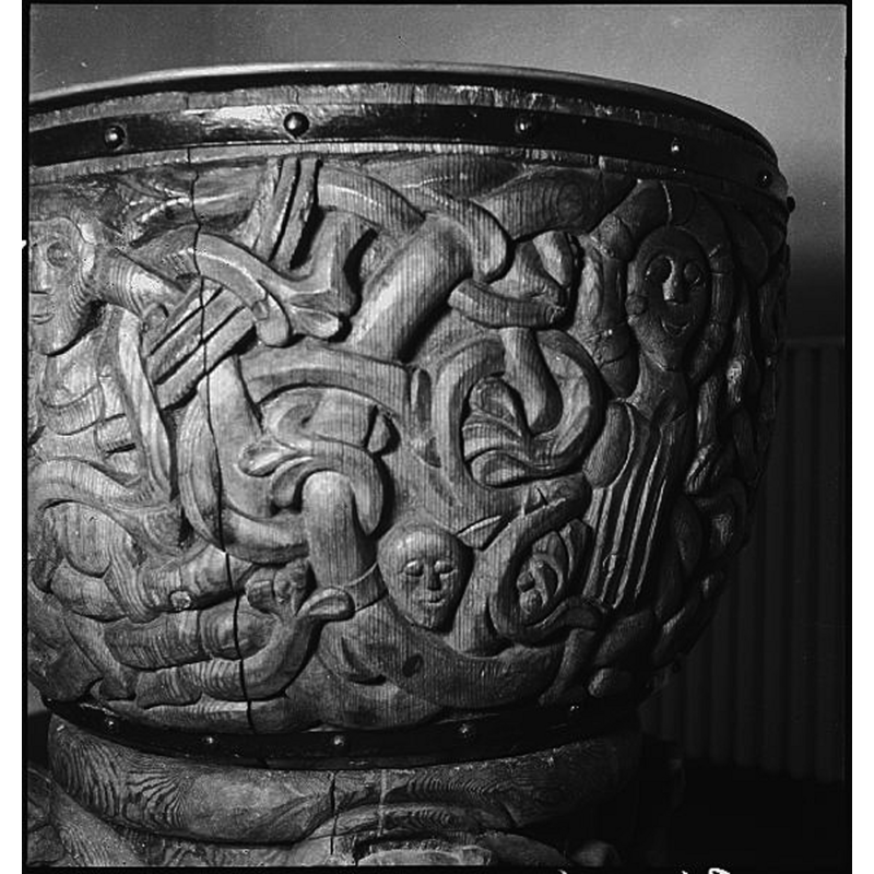 Source caption: "Alnö Nya kyrka [...] Detalj av dopfunt av furu, 1200-talet."