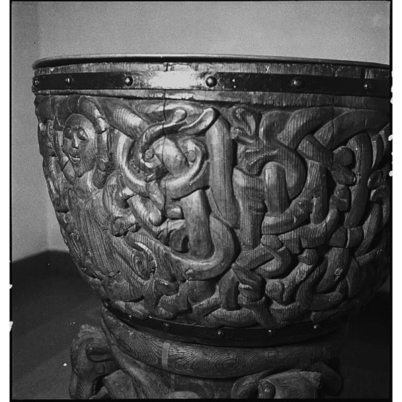 Source caption: "Alnö Nya kyrka [...] Detalj av dopfunt av furu, 1200-talet."