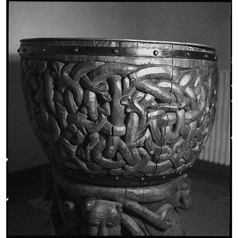 Source caption: "Alnö Nya kyrka [...] Detalj av dopfunt av furu, 1200-talet."
