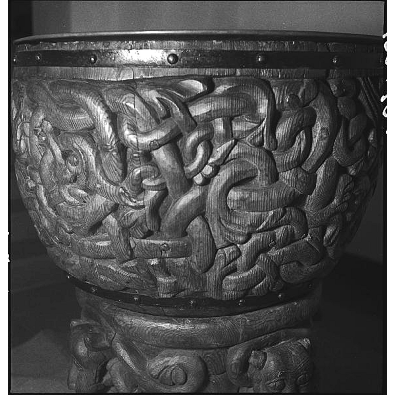 Source caption: "Alnö Nya kyrka [...] Detalj av dopfunt av furu, 1200-talet."