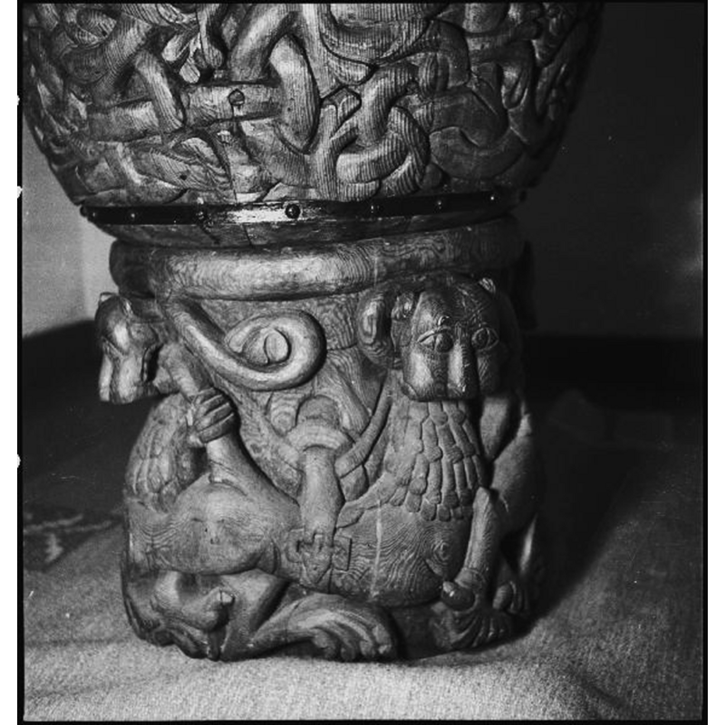 Source caption: "Alnö Nya kyrka [...] Detalj av dopfunt av furu, 1200-talet."