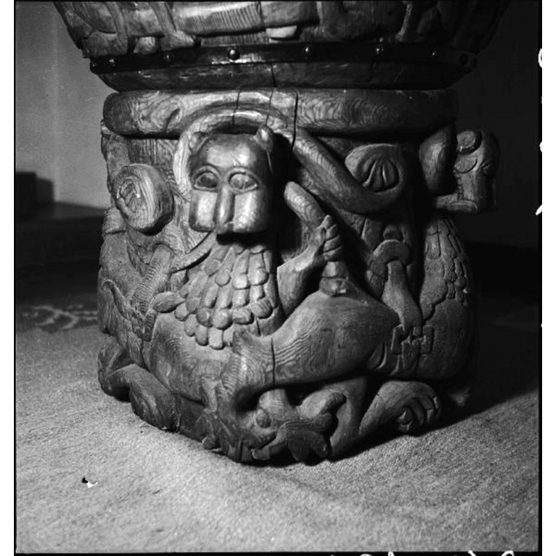 Source caption: "Alnö Nya kyrka [...] Detalj av dopfunt av furu, 1200-talet."