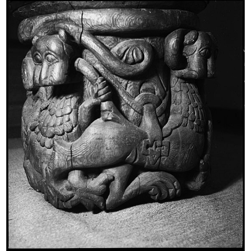 Source caption: "Alnö Nya kyrka [...] Detalj av dopfunt av furu, 1200-talet."