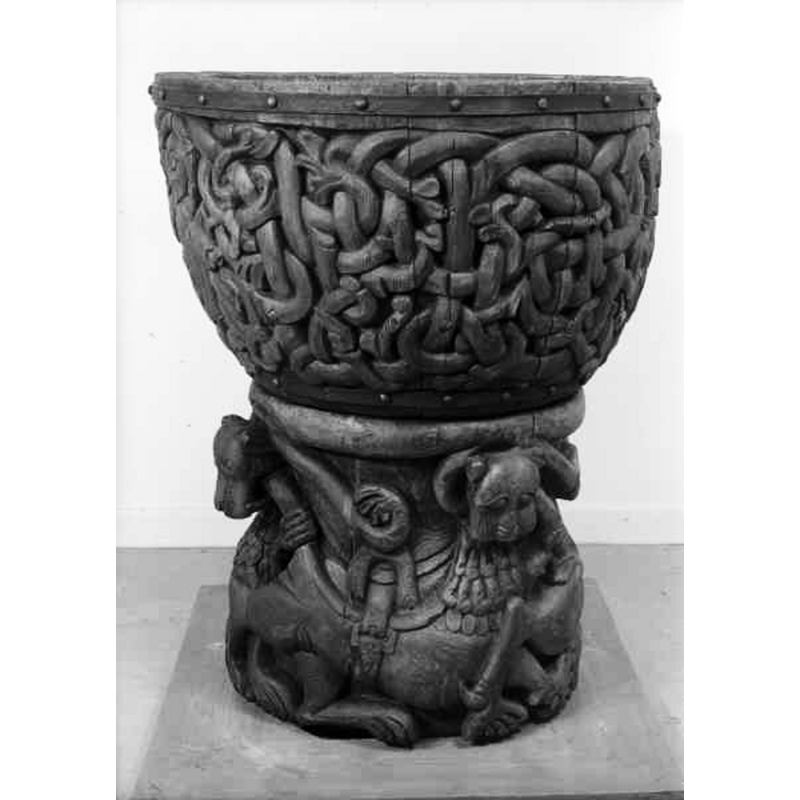 Source caption: "Alnö Nya kyrka [...] Dopfunt av furu, 1200-talet."