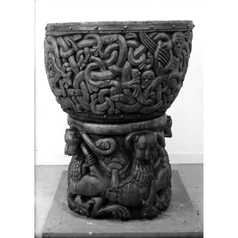 Source caption: "Alnö Nya kyrka [...] Dopfunt av furu, 1200-talet."