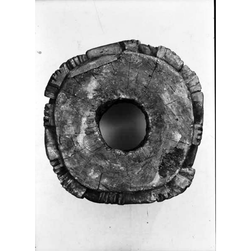 Source caption: "Alnö Nya kyrka [...] Detalj av dopfunt av furu, underifrån, 1200-talet."