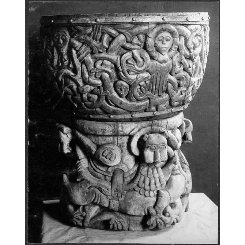 Source caption: "Alnö Nya kyrka [...] Dopfunt av furu, 1200-talet."