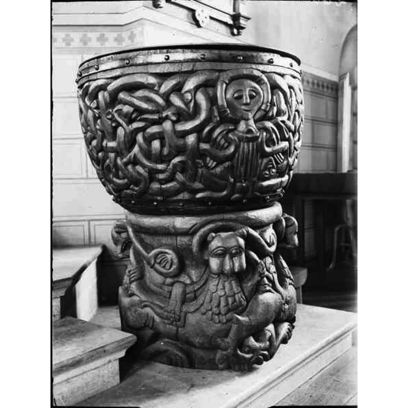 Source caption: "Alnö Nya kyrka [...] Dopfunt av furu, 1200-talet."
