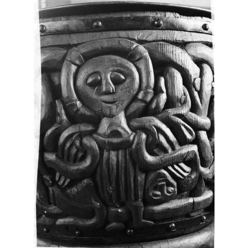 Source caption: "Alnö Nya kyrka [...] Detalj av dopfunt av furu, underifrån, 1200-talet."