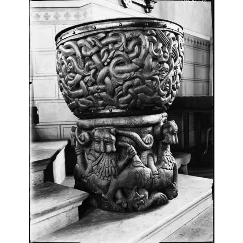 Source caption: "Alnö Nya kyrka [...] Dopfunt av furu, 1200-talet."