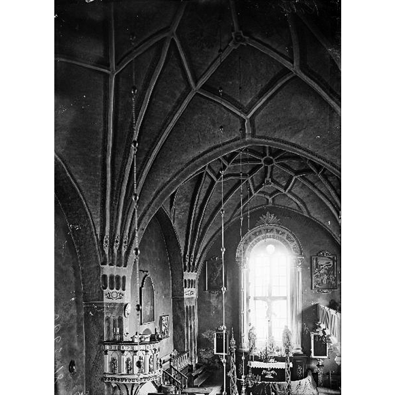 showing the top of the font by the right side of the pulpit