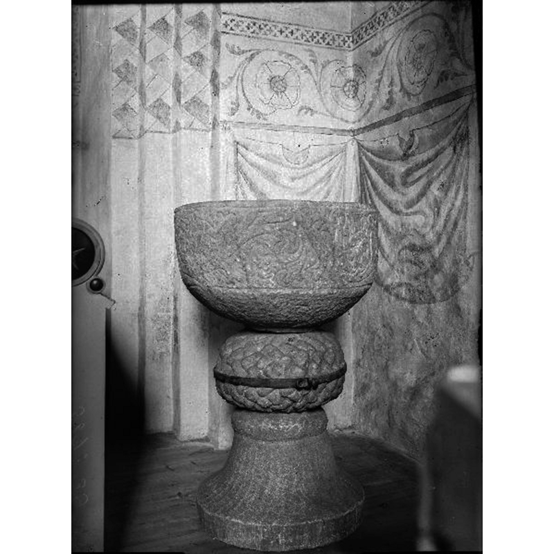 Source caption: "Nederluleå kyrka (Gammelstads kyrka) [...] Dopfunt av marmor, senmedeltida."