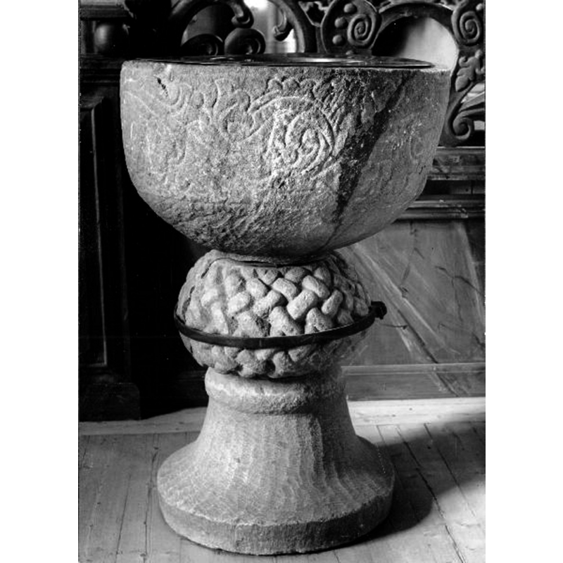 Source caption: "Nederluleå kyrka (Gammelstads kyrka) [...] Dopfunt av marmor, senmedeltida."