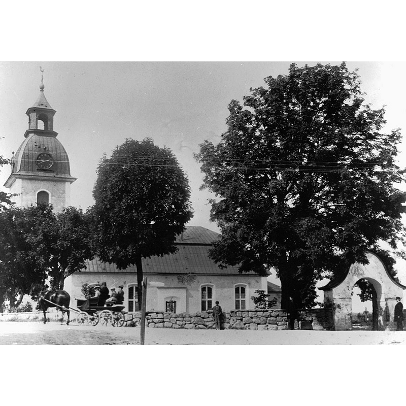 Source captions: "Ekeby kyrka [...] Kyrkan från söder med kyrkogårdsmuren. Foto före 1894." -- "Häst och vagn utanför Ekeby kyrka. Kyrkan är från 1774, men delar av väggarna är kvar från en tidigare medeltida kyrka."