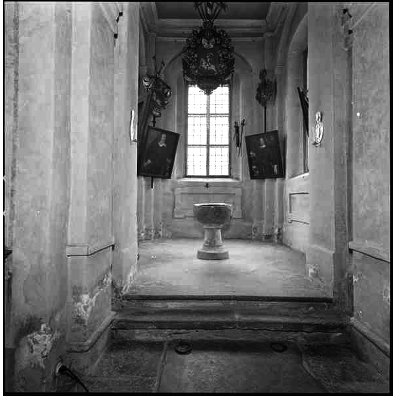 Source caption: "Glanhammars kyka [...] Dopfunt av röd gotländsk kalksten från 1300-talet stående i Reuterska gravkoret."