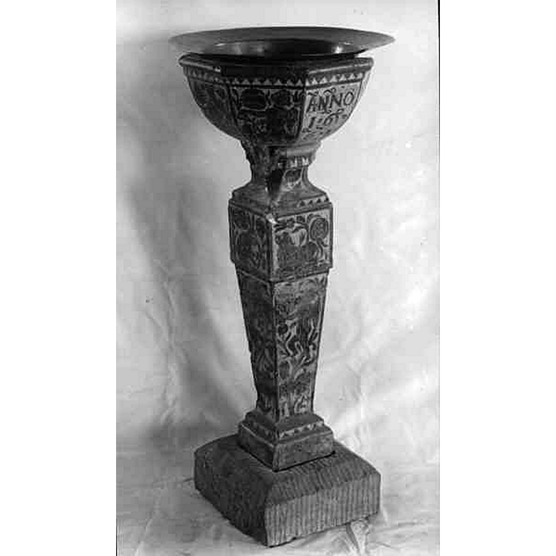 Source caption: "Hammars kyrka [...] Dopfunt." -- showing the later font and its baptismal dish [NB: this font was muved to a museum in 1914]
