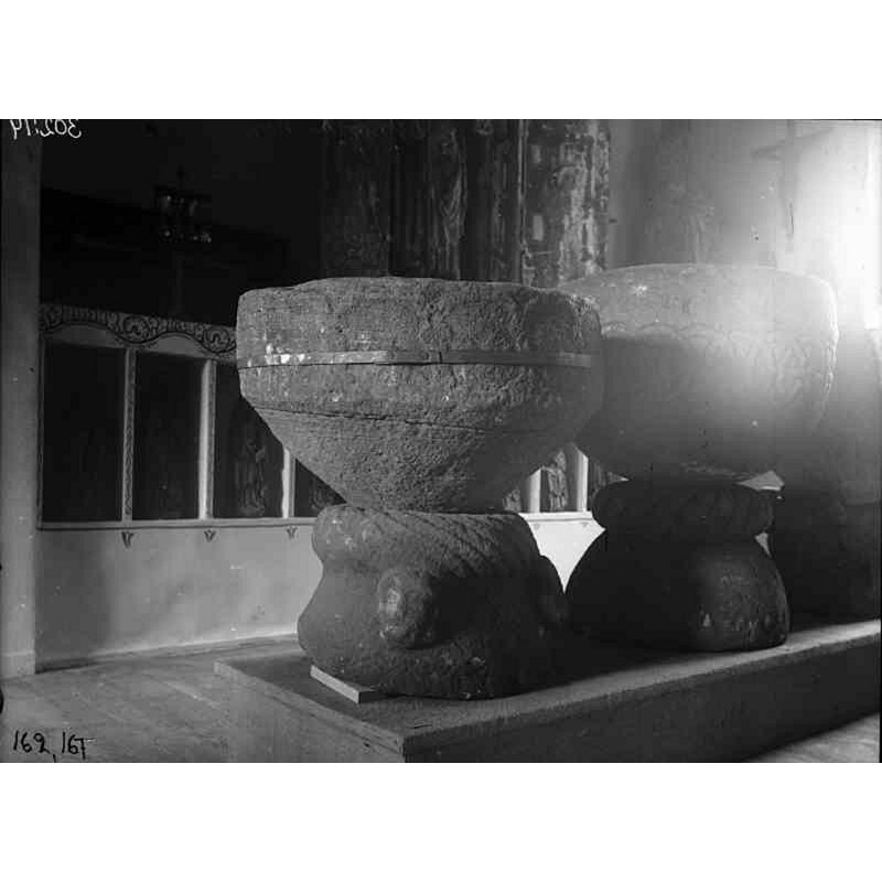 Source caption: "Lillkyrka kyrka [...] Romansk dopfunt av sandsten." -- showing the font in storage at the museum in Strängnäs in 1910