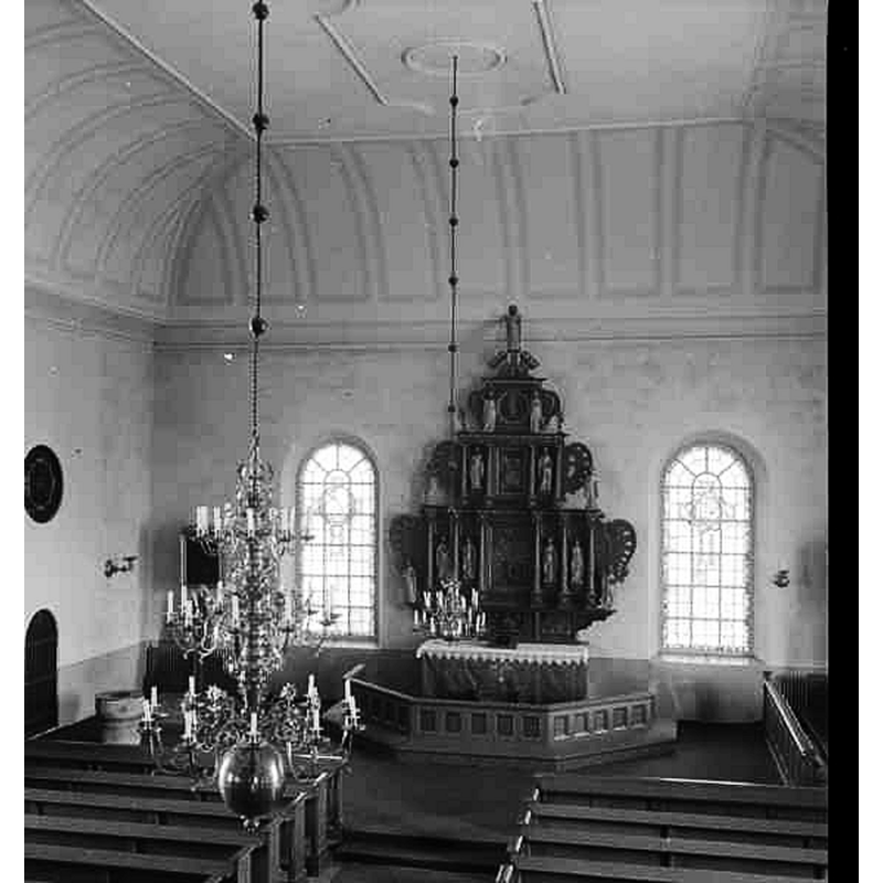Source caption: "Viby kyrka [...] Interiör mot öster." -- showing the medieval baptismal font by the left [north] wall