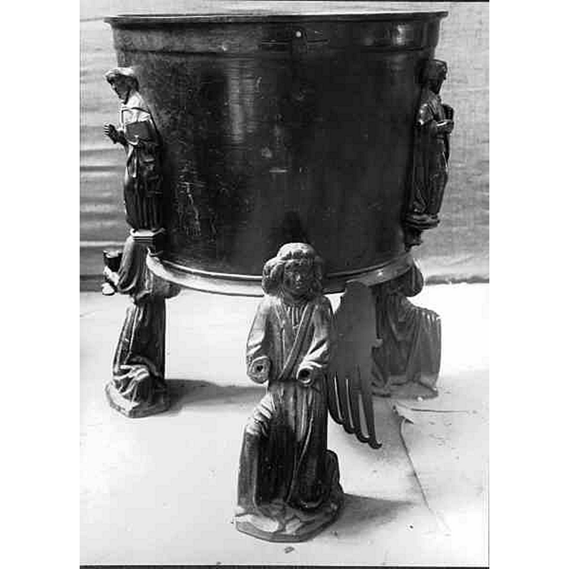 Source caption: "Asmundtorps kyrka [...] Dopfunt."
