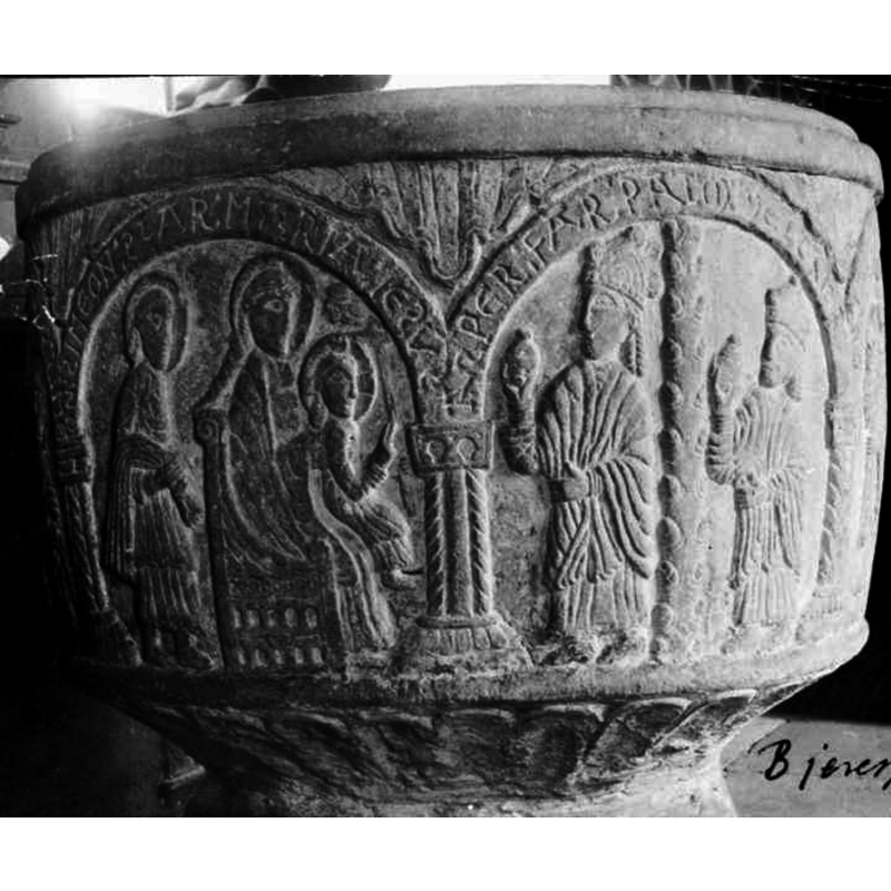 Source caption: "Bjäresjö kyrka [...] Dopfuntscuppa av sandsten, figurframställningar och inskrifter, 1100-talets senare del."