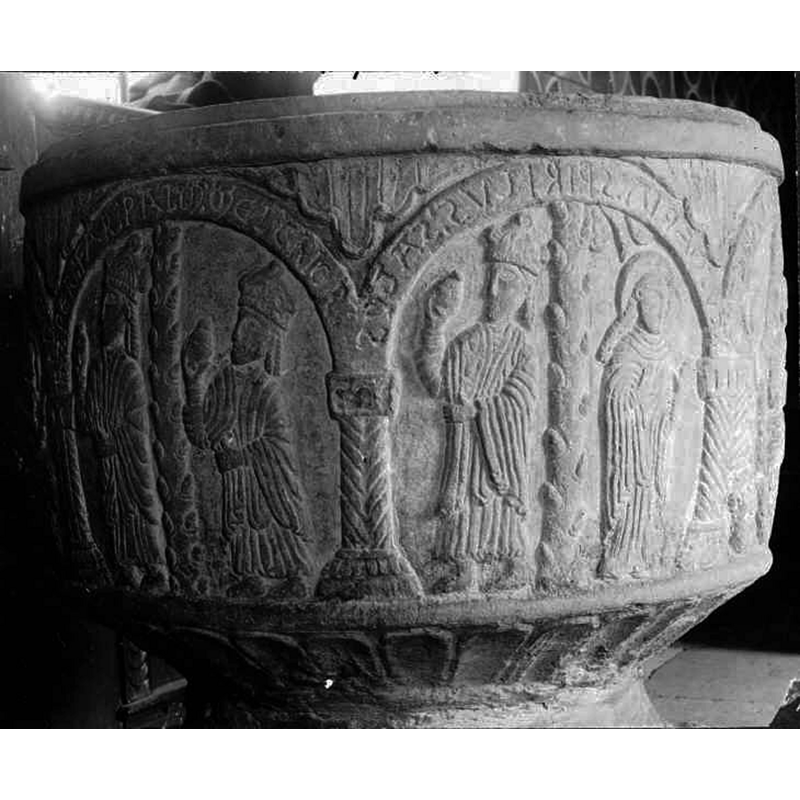 Source caption: "Bjäresjö kyrka [...] Dopfuntscuppa av sandsten, figurframställningar och inskrifter, 1100-talets senare del."