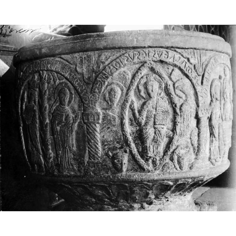 Source caption: "Bjäresjö kyrka [...] Dopfuntscuppa av sandsten, figurframställningar och inskrifter, 1100-talets senare del."