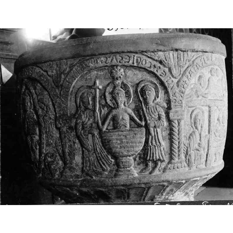 Source caption: "Bjäresjö kyrka [...] Dopfuntscuppa av sandsten, figurframställningar och inskrifter, 1100-talets senare del."