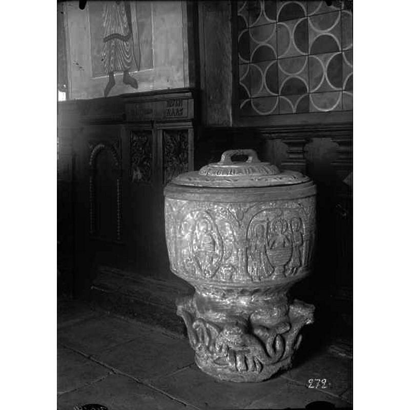 Source caption: "Bjäresjö kyrka [...] Dopfunt av sandsten, figurframställningar och inskrifter, 1100-talets senare del."