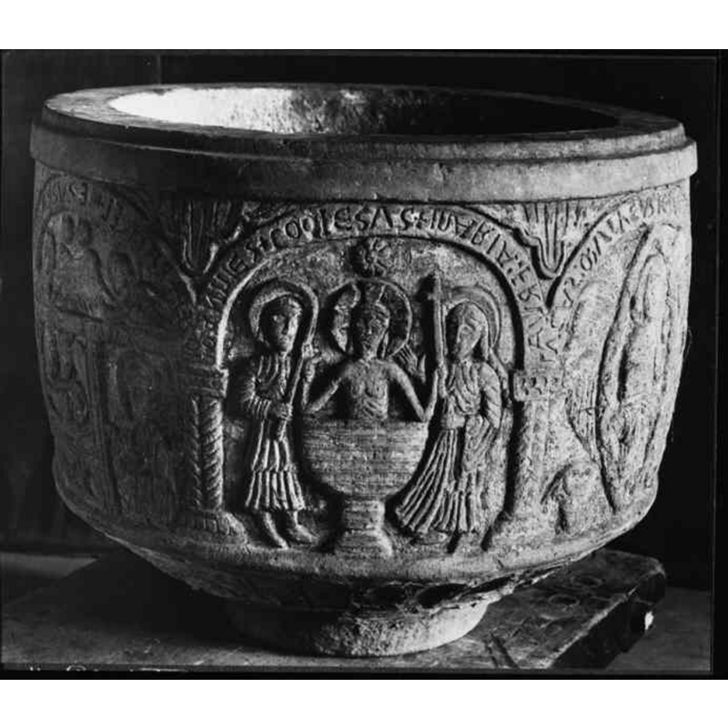 Source caption: "Bjäresjö kyrka [...] Dopfuntscuppa av sandsten, figurframställningar och inskrifter, 1100-talets senare del."