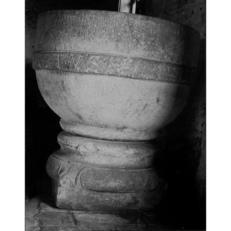 Source caption: "Brågarps kyrka [...] Dopfunt av gotländsk kalksten, medeltida." [NB: Tynell gives the stone as sandstone [cf. FontNotes]].