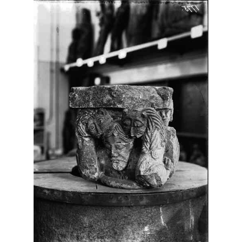 Source caption: "Brösarps kyrka [...] Detalj av dopfunt av sten, manshuvud med två djurfigurer, 1100-talet."